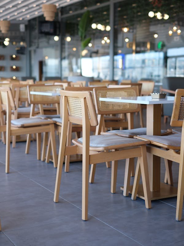 Les trésors cachés des bouchons lyonnais dans le vieux lyon